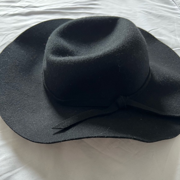 Black hat from Simon’s. Never wore it - Picture 1 of 3